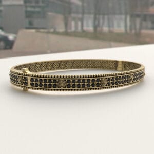 Золотий браслет із камнями та львами