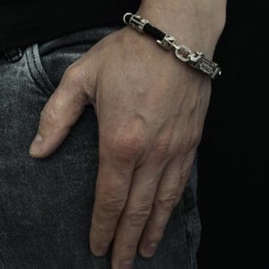 Золотий браслет із ліками святих.