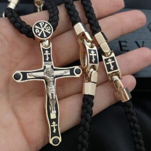 Шовковий шнурок із золотими вставками.