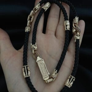 Шелковый шнурок с золотыми вставками.