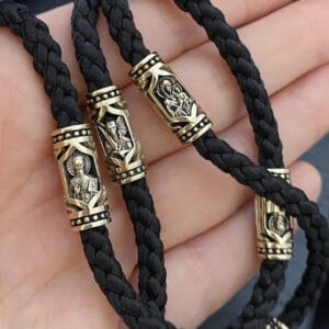 Шовковий шнурок із золотими вставками.