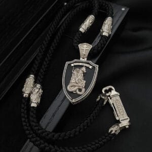 Комплект із білого золота.