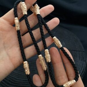 Шовковий шнурок із золотими вставками