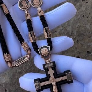 Шелковый шнурок с золотыми вставками.