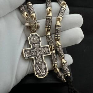 Шелковый шнурок с золотыми вставками.