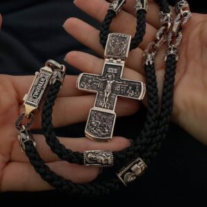 Шнурок із золотими вставками та хрестик