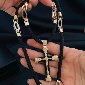 Шовковий шнурок із золотими вставками та золотий хрест із чорним деревом