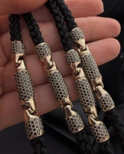 Шовковий шнурок із золотими вставками та чорними  діамантами